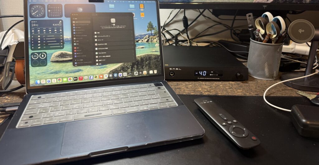 MacBook AirとS.M.S.L AL200を含むデスク周りの様子
